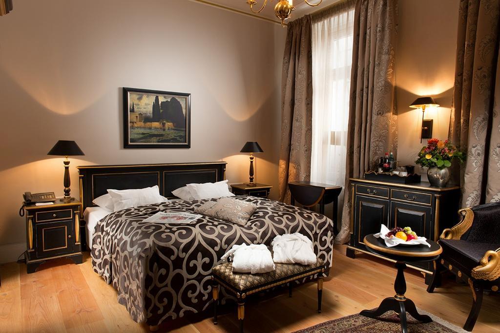 Palais Esplanade Hamburg - Adults Only Hotel Room photo